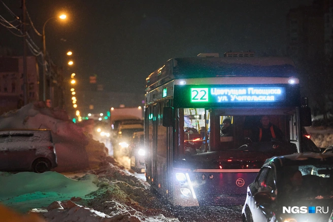 В пробке смирно стоял и общественный транспорт, и личный | Источник: Александр Ощепков / NGS.RU