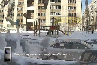 В Уфе глыба льда рухнула в сантиметрах от девочки