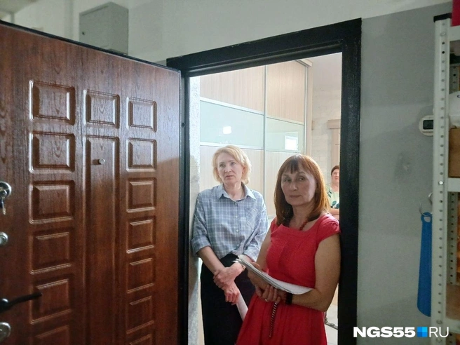 Женщина каждые три дня встречает приставов на пороге квартиры, которая уже не ее  | Источник: Сергей Энквист / NGS55.RU 