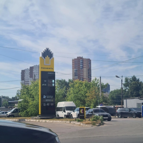 С утра на «Роснефти», расположенной на Есенина, д. 3, были нули | Источник: Светлана Коновалова / YA62.RU