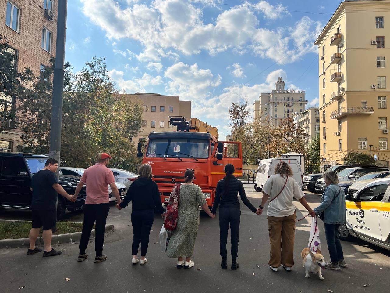 ЧП в Москве: жители Дорогомилово выстроились в живую цепь, чтобы остановить  скандальную стройку на Большой Дорогомиловской дом 9, к. 2 - 2 октября 2023  - МСК1.ру