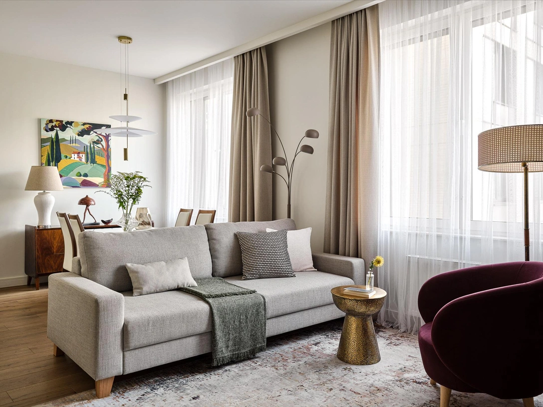 Гостиная. Диван, Aura Interiors. Ковер, Kover.ru. Инженерная доска, Finex. Краска, Tikkurila. Портьеры выполнены на заказ. Декор, Chiaro Home, Moon stores и Izzi décor. | Источник: Константин Пырьев стиль: Анастасия Пырьева