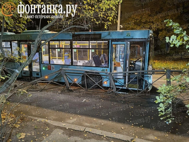 Автобус угодил в ДТП на Костюшко и устроил препятствие пешеходам | Источник: читательница «Фонтанки»