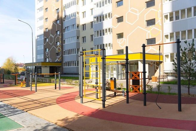 Двор в ЖК закрыт для машин, что обеспечивает безопасную среду для отдыха | Источник: АО «Стройпанелькомплект»