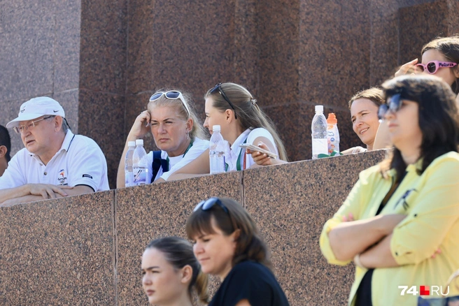 Даже в тени следить за раскаленной трассой судьям было непросто | Источник: Михаил Шилкин