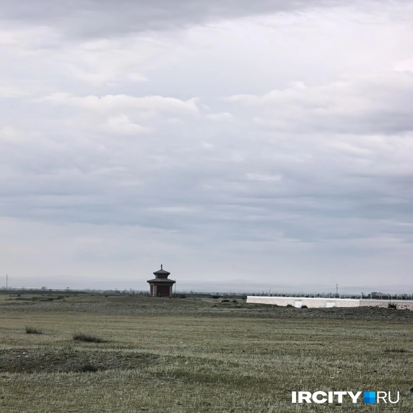 О нём напоминают лишь небольшие холмики | Источник: Алёна Кашпарова / IRCITY.RU