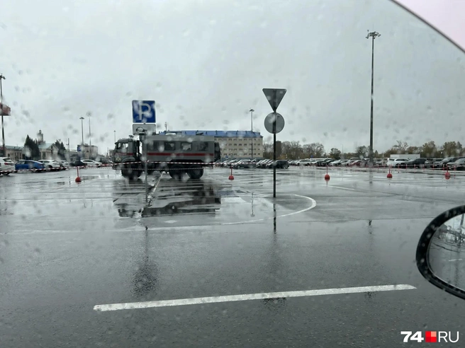 Чуть поодаль у аэропорта — внушительный автозак | Источник: Михаил Шилкин