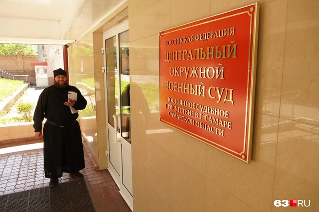 Два представителя группы поддержки Зосимы носили монашеские одежды | Источник: Алексей Ногинский / 63.RU