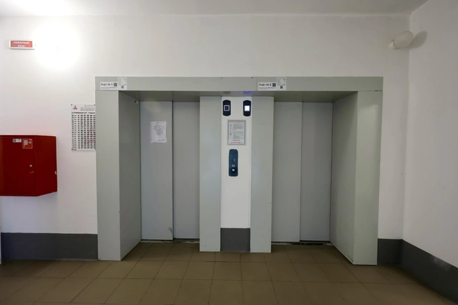 В УК не скрывают: несмотря на то, что сейчас остановлен один лифт, оба требуют капитального ремонта | Источник: Наталья Лапцевич