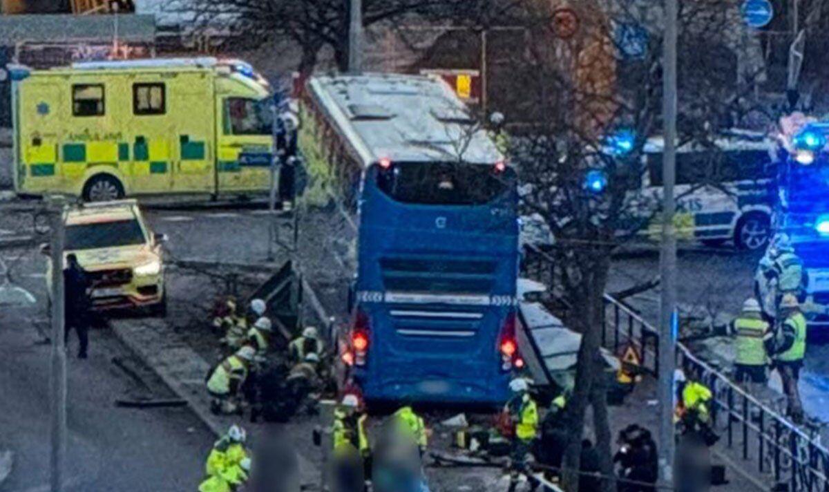 Двухэтажный автобус врезался в остановку в ​​центре Стокгольма. Несколько человек погибли