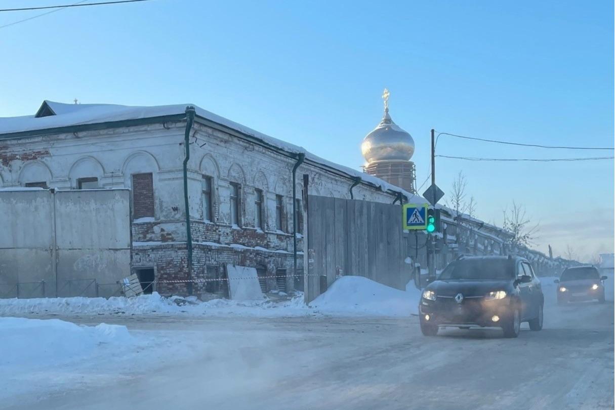 В Кунгуре самосвал протаранил келью женского Иоанно-Предтеченского  монастыря - 6 января 2024 - 59.ру