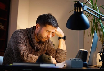 «Я — тот самый муж и папа, который всегда на работе. Дома упреки, уже не хочется возвращаться. И как быть?»