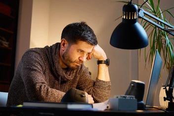 «Я — тот самый муж и папа, который всегда на работе. Дома упреки, уже не хочется возвращаться. И как быть?»