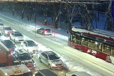 В Перми водитель застрял на трамвайных путях, двигаясь против одностороннего движения