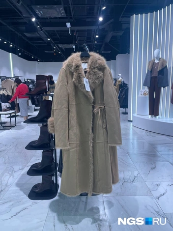 Искусственное пальто с мехом 17&nbsp;999 рублей | Источник: Алёна Золотухина / NGS.RU 