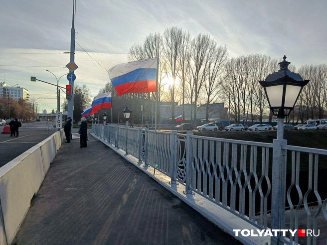 Пешеходную дорожку отгородили отбойниками. Ради безопасности людей | Источник: Юлия Дроглева