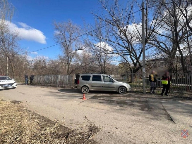 Жители Кировского района уже давно говорят об опасной дорожной ситуации возле этой школы. | Источник: ГУ МВД России по Волгоградской области