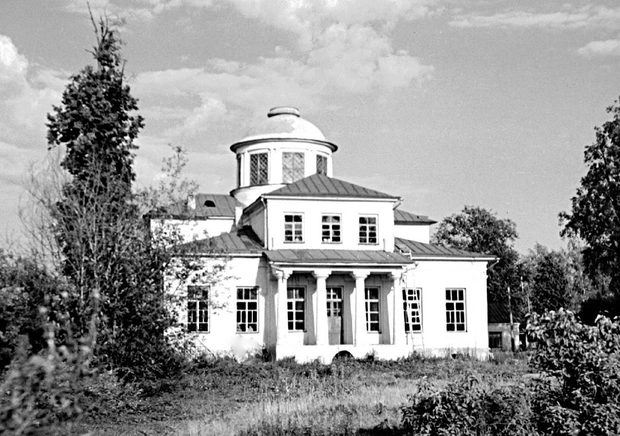 Главный дом усадьбы Повалишиных на фотографиях начала века и 1956 г.