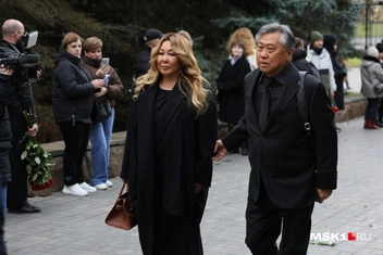 Певица Анита Цой пришла проводить телеведущего в последний путь | Источник: Артем Устюжанин / MSK1.RU
