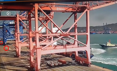 В порту Пусан громадный контейнеровоз снес портовый кран (видео)