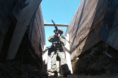 В Хабаровском крае военные отрабатывают штурм зданий