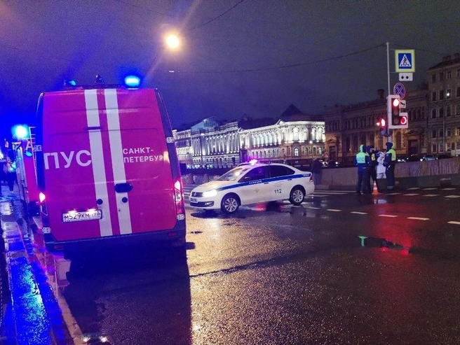 Пожар на территории «Лениздата» сковал движение на набережной Фонтанки | Источник: Евгений Соркин / «Фонтанка.ру»