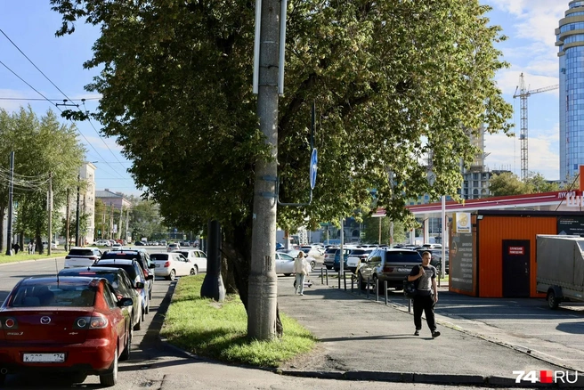 «Двенашку» толкают вручную к АЗС. Объезжаем челябинские заправки в поисках бензина (онлайн-репортаж) | Источник: Михаил Шилкин
