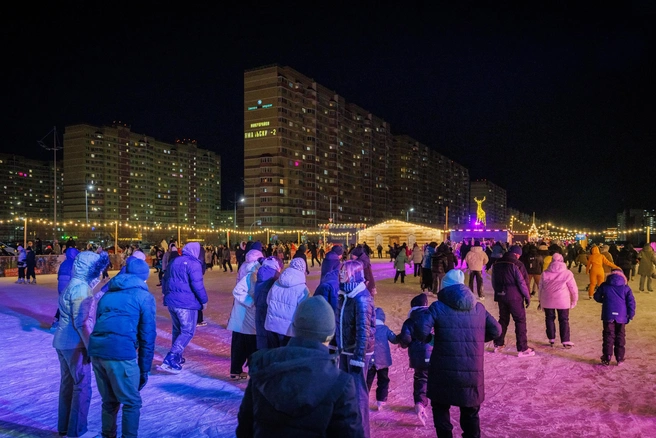 Каток уже работает в техническом режиме, а официально откроется 5 декабря | Источник: Мидгард