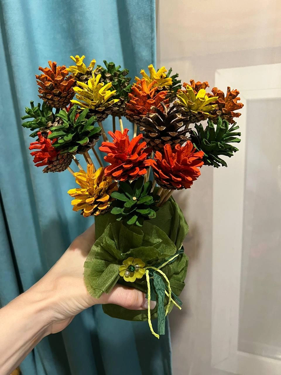 Сосна и ее шишки помогли семье | Источник: Юлия Костина / t.me