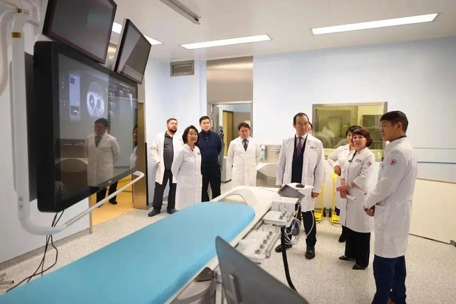 Айсен Николаев посетил онкоцентр в Якутске | Источник: Айсен Николаев / МАХ