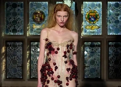 Лучшая коллекция Недели моды в Лондоне, весна-лето 2026, — у Dilara Findikoglu: с закрытыми глазами, Наоми и раздавленной черешней