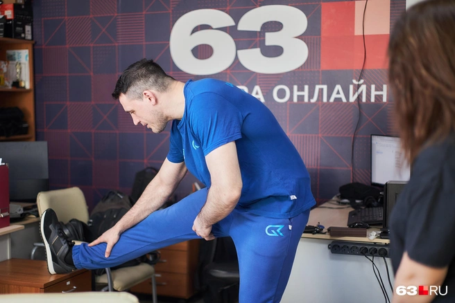 Наклоните туловище к ноге, почувствуйте натяжение мышц и связок. Вторая нога стоит на полу, колено чуть согнуто  | Источник: Роман Данилкин / 63.RU