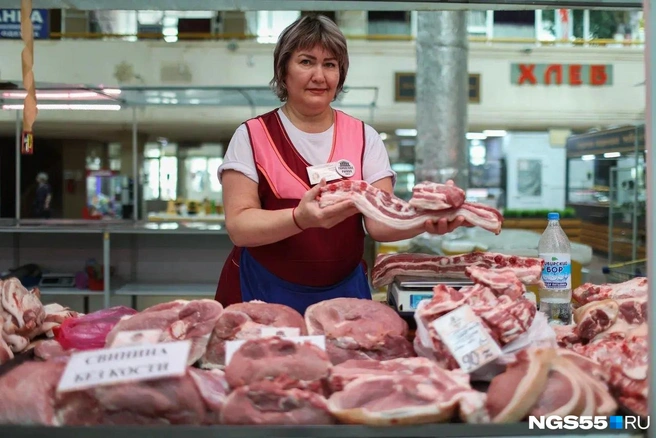 Продавцы не понимают, как летом можно покупать мясо на улице  | Источник: Евгений Софийчук / NGS55.RU 