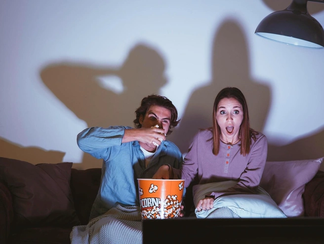 Даже «запойный» сериал может оказаться не вредной привычкой, а неплохой тренировкой эмпатии и воображения | Источник: Ru.freepik.com