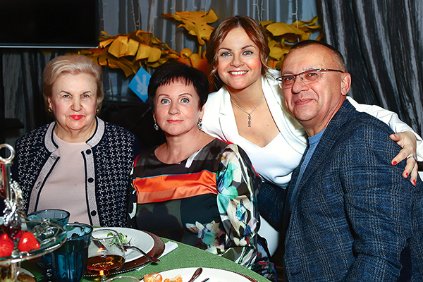 Мама Игоря Светлана Митрофановна и родители Юли — Людмила Ивановна и Павел Сергеевич — часто приезжают в гости