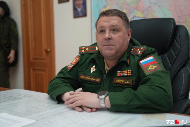 Иногда военкому приходится разбираться в семейных конфликтах, которые возникли на почве дележки орденов, медалей, гробовых выплат  | Источник: Илья Чикотин/72.RU