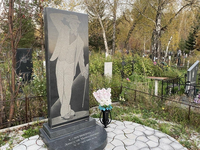 На своем памятнике артист в сценическом образе | Источник: Ирина Господаренко / NGS22.RU