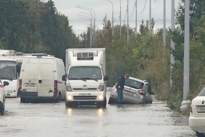 Авто провалилось в яму в луже на Промышленном проезде