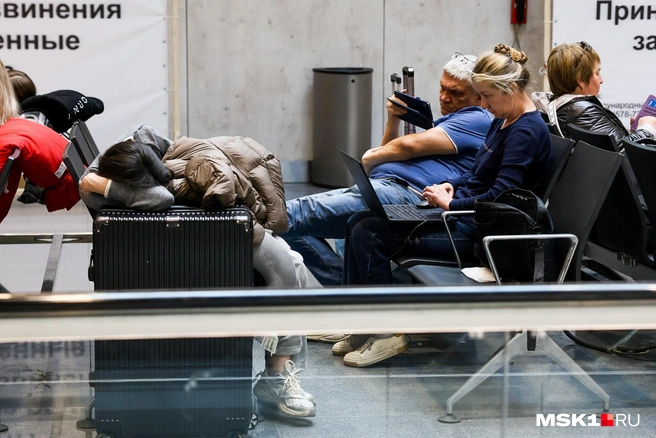 Люди ждали своих рейсов по много часов | Источник: Артем Устюжанин / MSK1.RU