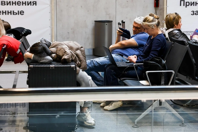Люди ждали своих рейсов по много часов | Источник: Артем Устюжанин / MSK1.RU