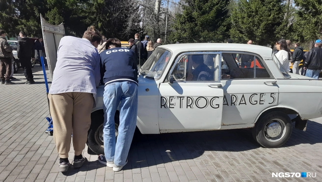 Покопаться в машине с друзьями в погожий майский денёк&nbsp;— бесценно | Источник: Анастасия Харламова / NGS70.RU