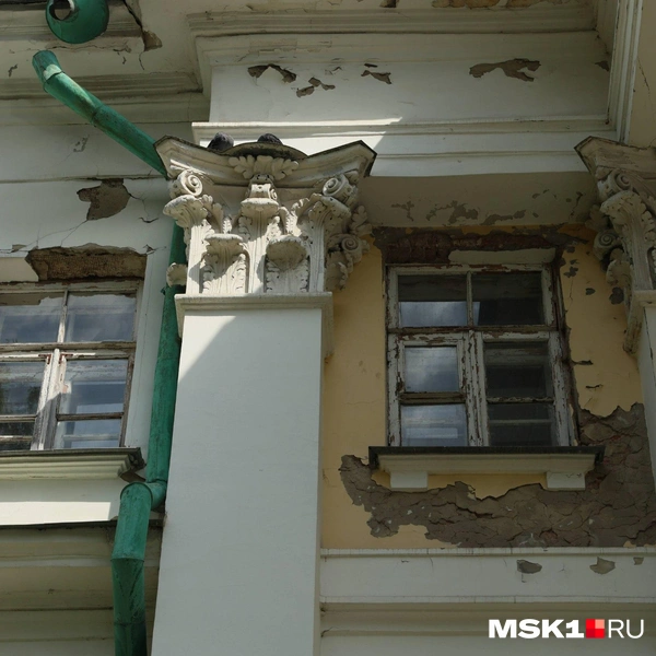 Краска с фасада и под окнами слезла | Источник: Артем Устюжанин / MSK1.RU