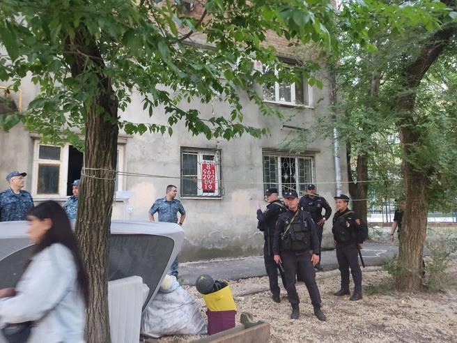 Летом 2024 года полиция еще приезжала на вызовы к дому | Источник: Диана Кулыгина