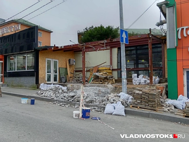 Кусок здания в районе остановки «100-летия» снесли. Там был Royal Burger и цветочный | Источник: Виктория VLADIVOSTOK1.RU