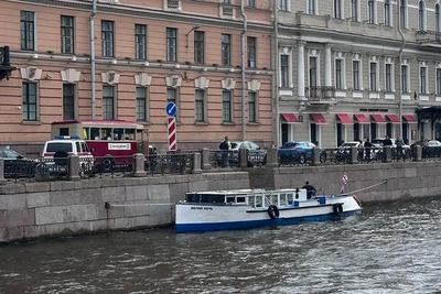 На Мойке из-за пауэрбанка остановили теплоход и перекрыли дорогу