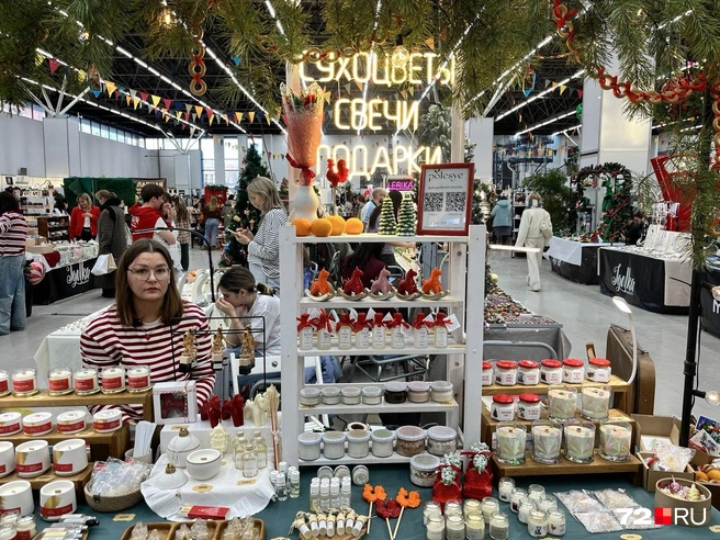 На любой ярмарке не обойтись без свечек. Эти — ароматические, яркие и очень стильные — сразу привлекают внимание | Источник: Анатолий Кузнецов / 72.RU