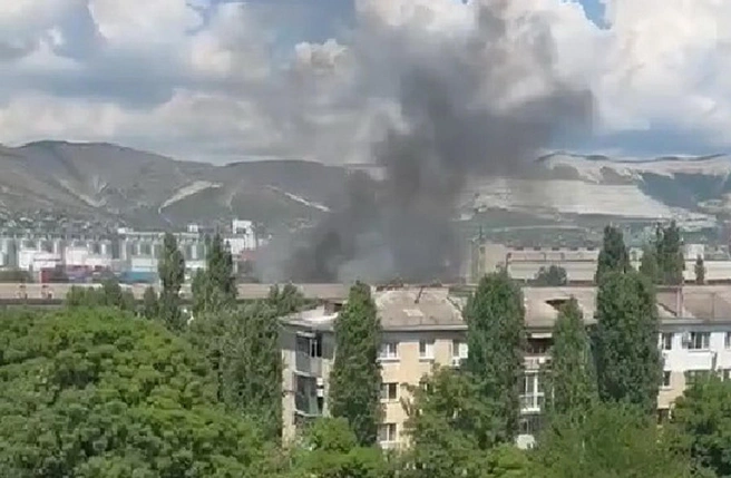 В Новороссийске загорелись три квартиры в многоэтажке. Десятки человек эвакуировали | Источник: соцсети