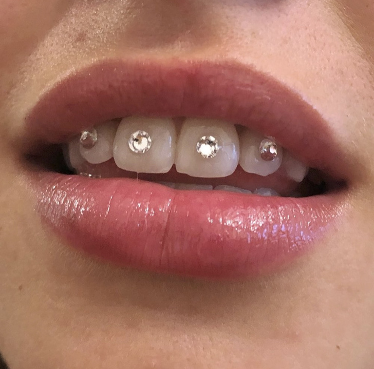 «Голый» топ и зубы, инкрустированные бриллиантами: дерзкий образ дочери Джуда Лоу