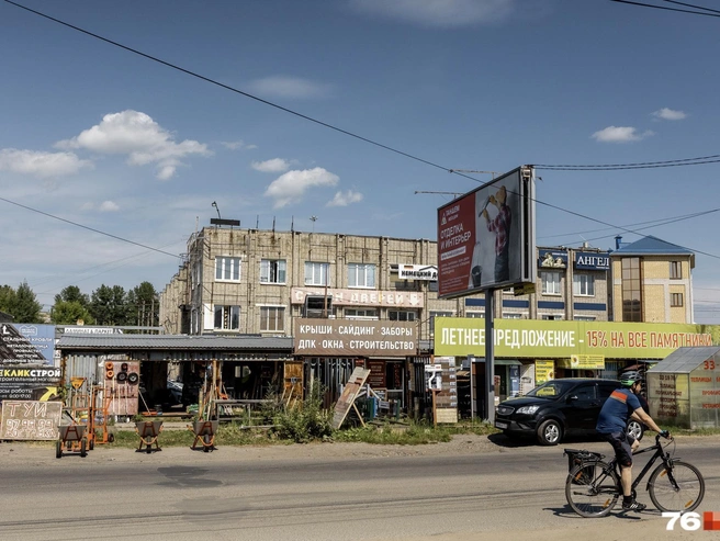 Далее открываются привычные виды, почти не изменившиеся за десятилетия — обновляются только рекламные баннеры. | Источник: Александр Куренной / 76.RU