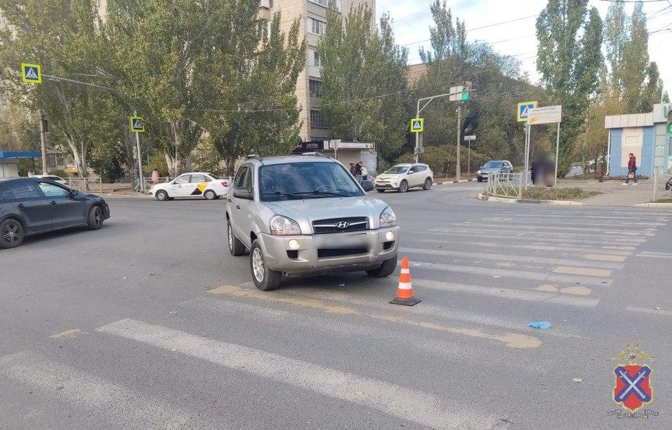 Под Волгоградом кроссовер сбил женщину возле салона медтехники — видео 